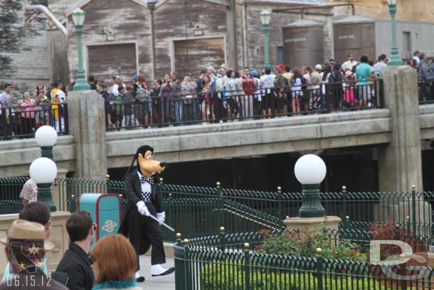 Maestro Goofy coming out to conduct.