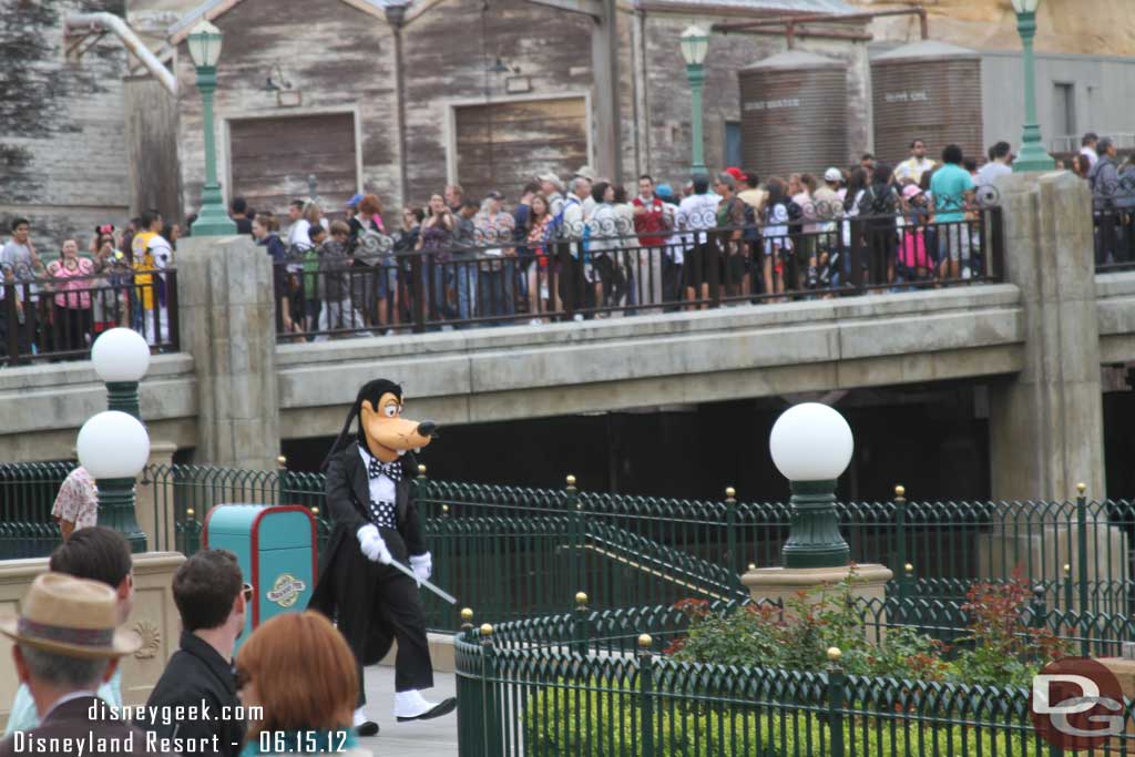 Maestro Goofy coming out to conduct.