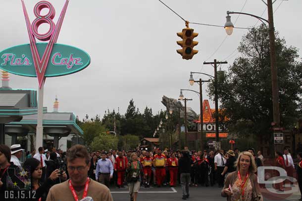 The crowd is at Flos and quickly closing in on the Racers.