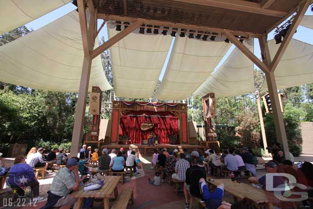 A wider shot to show the crowd.  There were more guests in the area than I had seen the past few weeks, but felt lighter than the crowds I usually see in the Horseshoe.