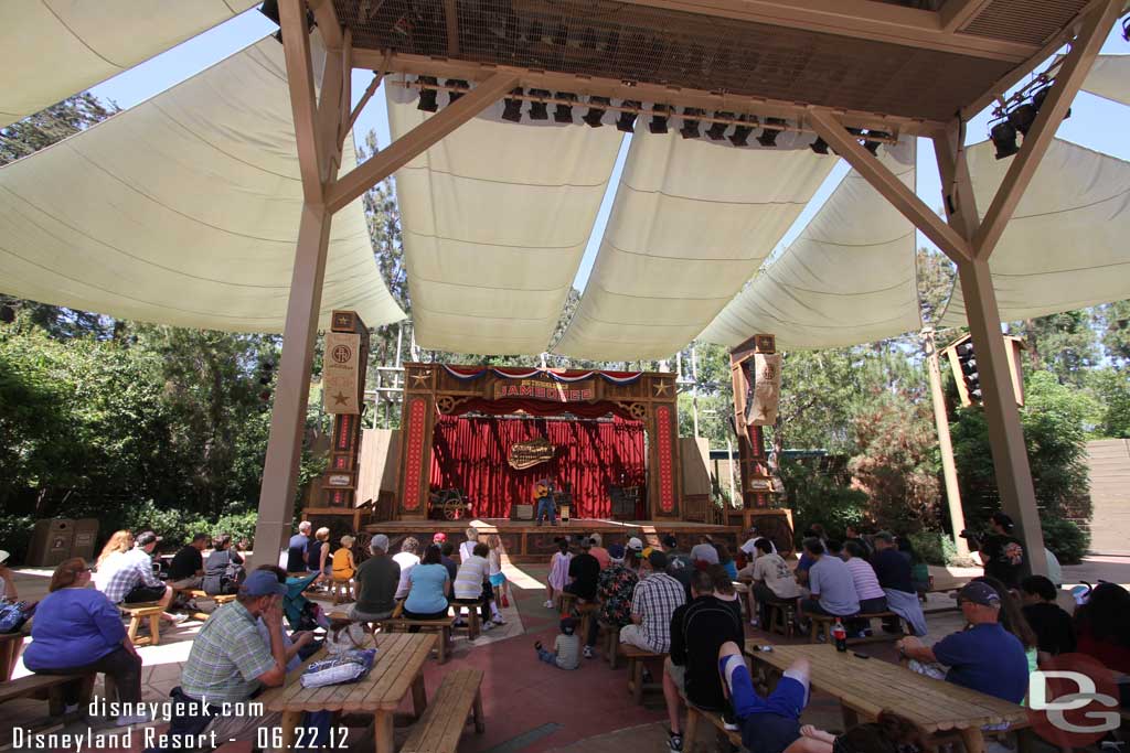 A wider shot to show the crowd.  There were more guests in the area than I had seen the past few weeks, but felt lighter than the crowds I usually see in the Horseshoe.