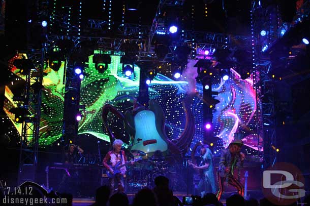 The Mad T Party Band performing.