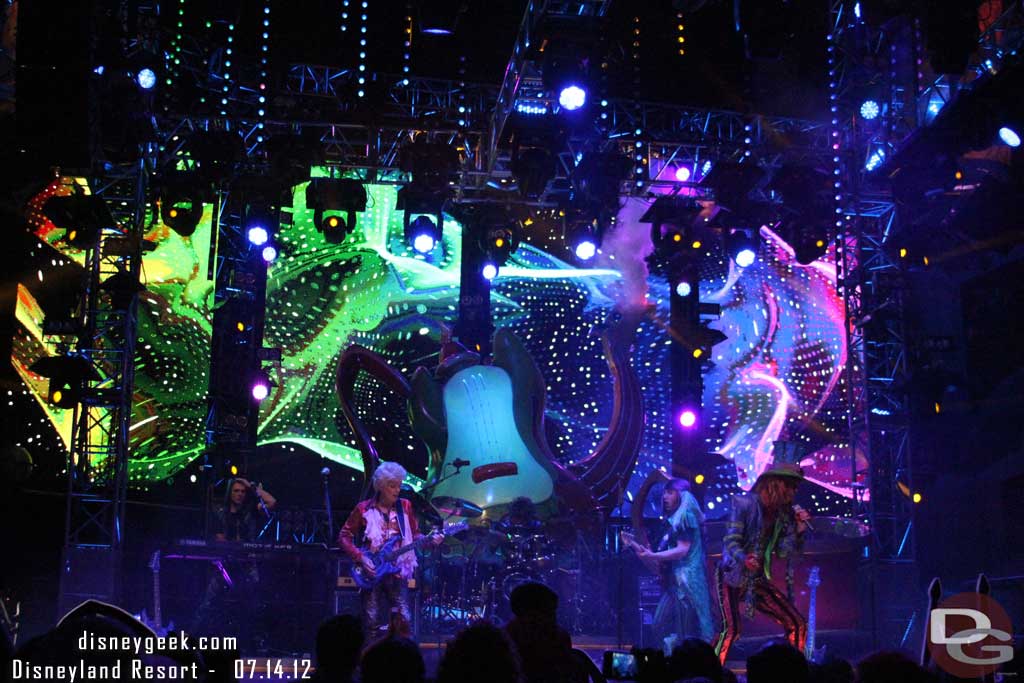 The Mad T Party Band performing.