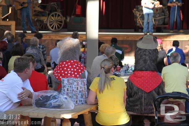 Stopped by the Jamboree.   A couple of Country Bears were enjoying the Billies performance.