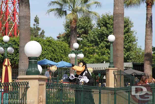 Goofy making his grand entrance for the Instant Concert