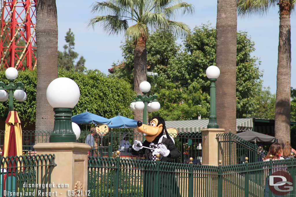 Goofy making his grand entrance for the Instant Concert