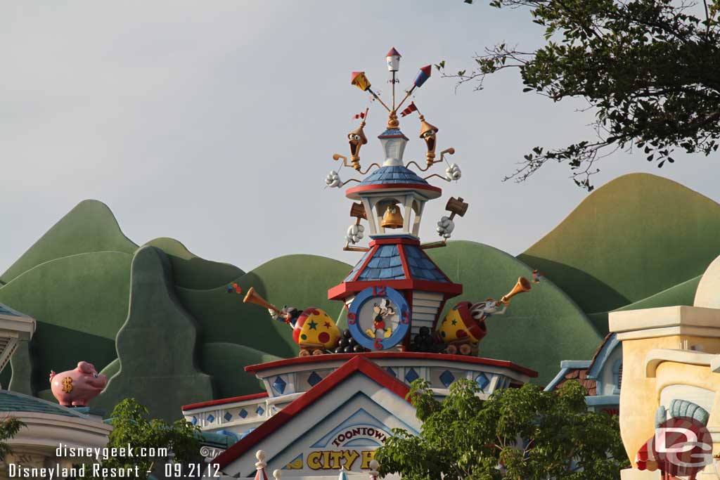 A character being announced in Toontown (Goofy was coming out for pictures.