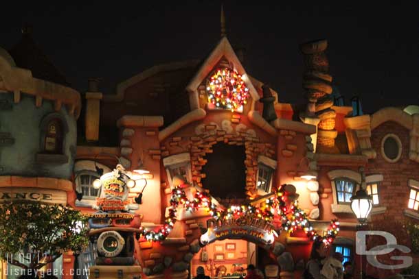 Toontown is decked out for the season (no cab yet)