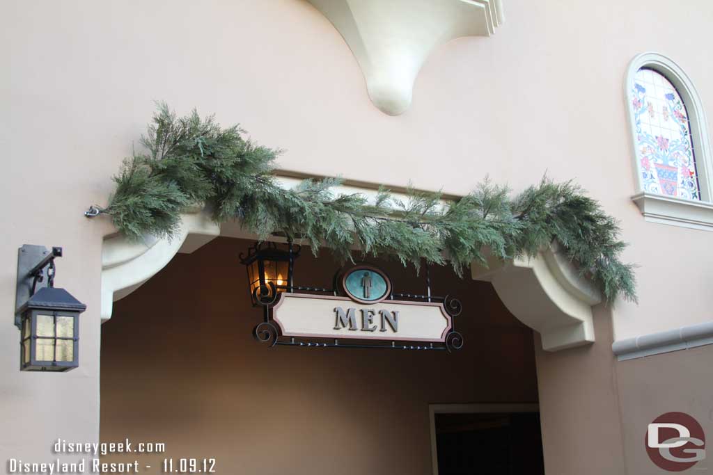 The Mens room garland has no lights...