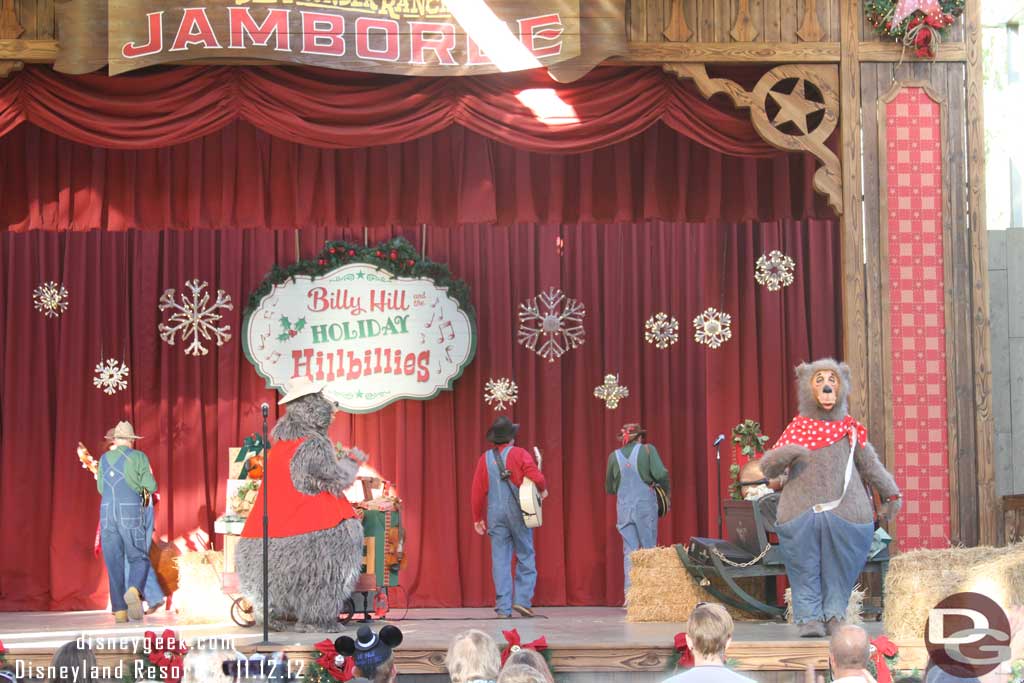 To close the show they did a sing along and the a couple of the Country Bears joined in.