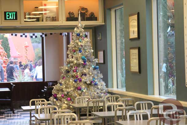 Each dining room in Flos has a tree.