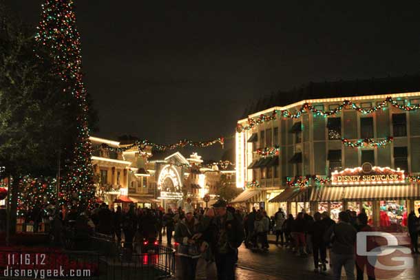 Back to Disneyland, notice the ground is wet, it drizzled/light rain for a few minutes.