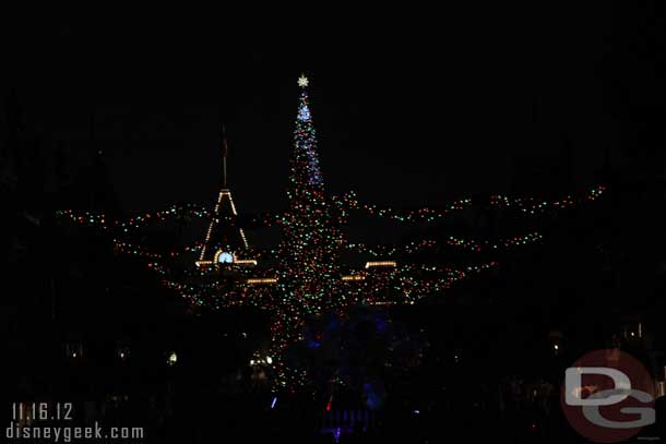 The tree transforming from color to white lights.