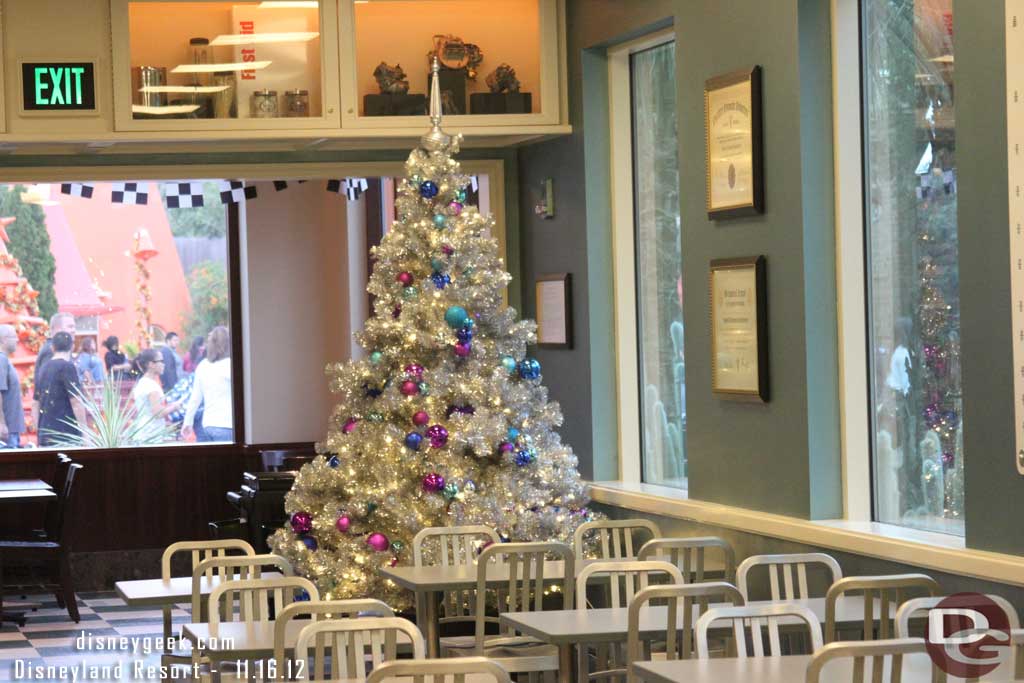 Each dining room in Flos has a tree.