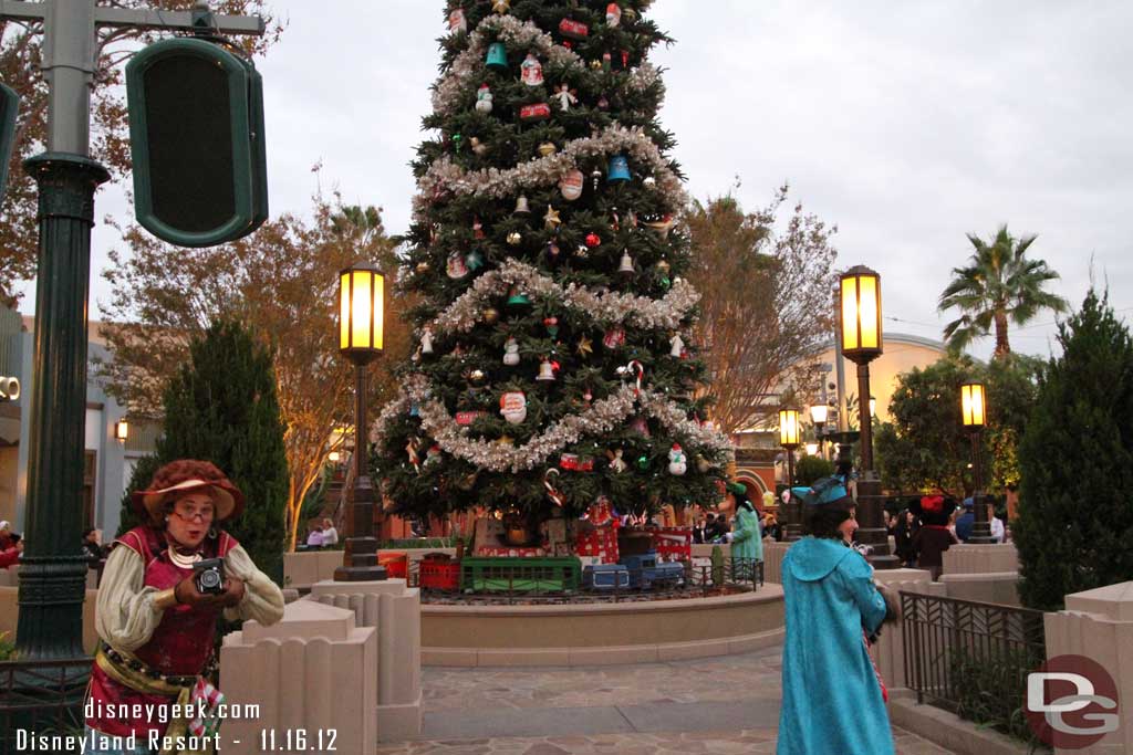 The Citizens of Buena Vista Street arriving.