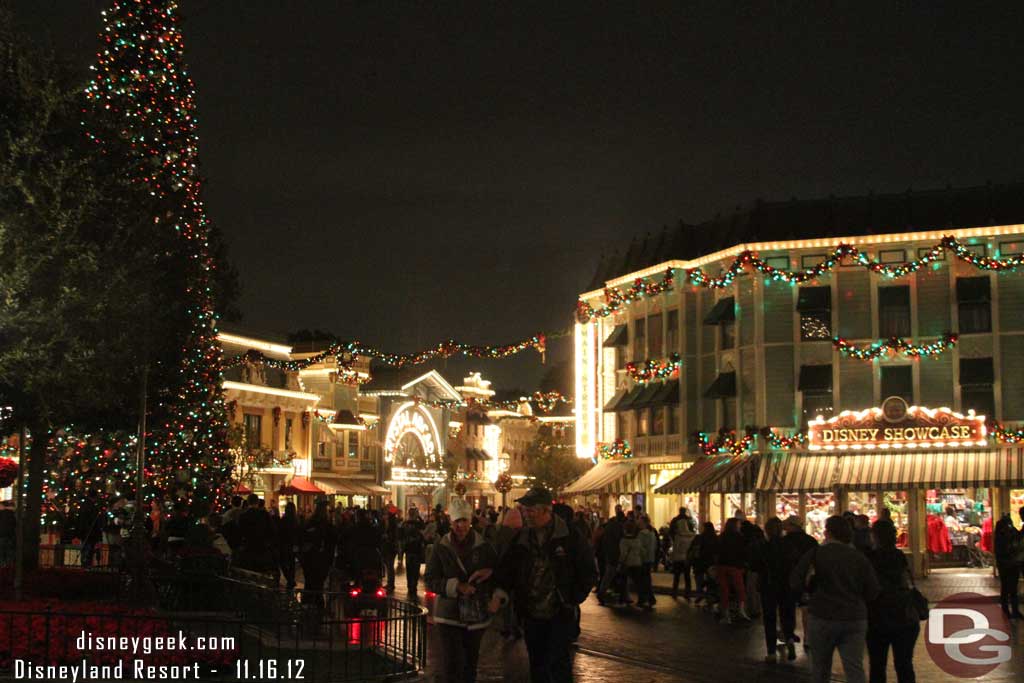 Back to Disneyland, notice the ground is wet, it drizzled/light rain for a few minutes.