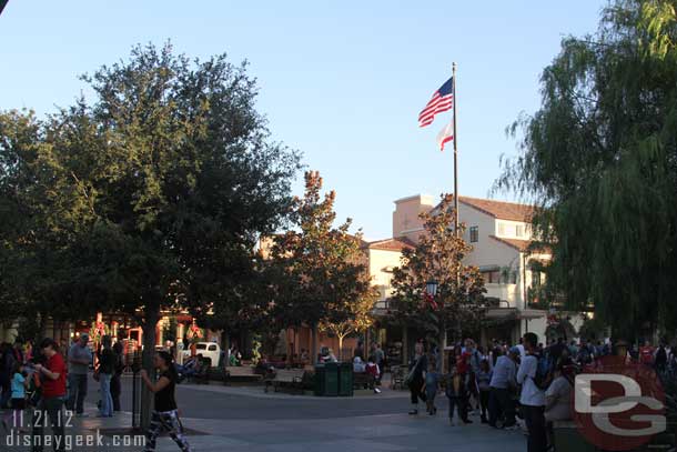 A nice angle of the square in Buena Vista Street from the new walkway.