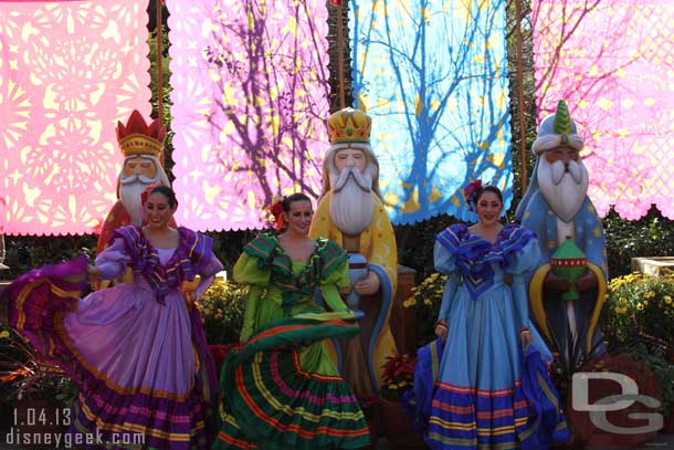 Some of the dancers are by the Three Kings for pictures.