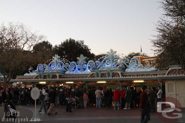 Not too bad of a line to return to Disneyland.