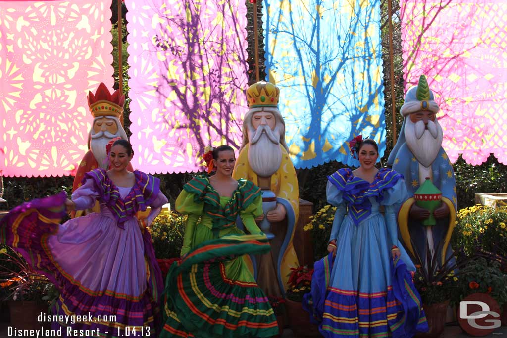 Some of the dancers are by the Three Kings for pictures.