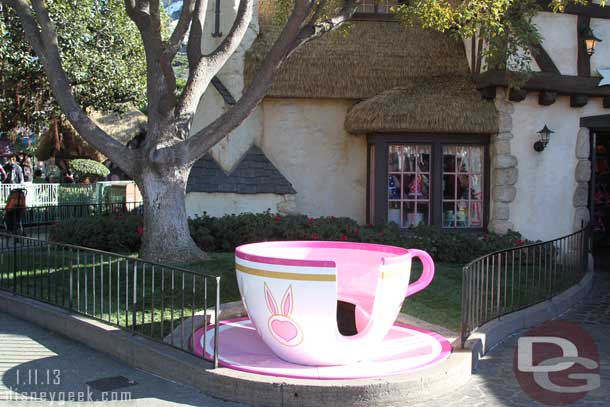 The tea cup for photos has returned.