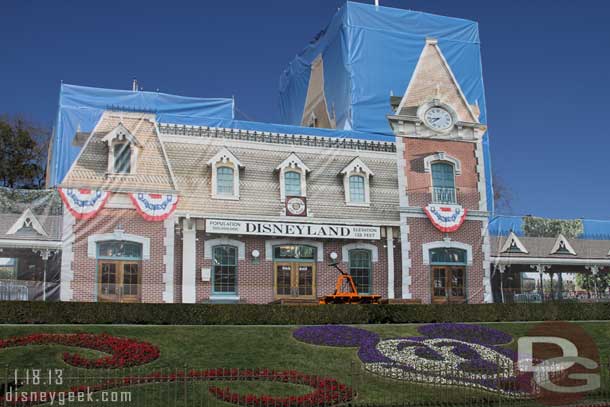 The train station has received an image on the scaffolding tarps, much nicer to look at!