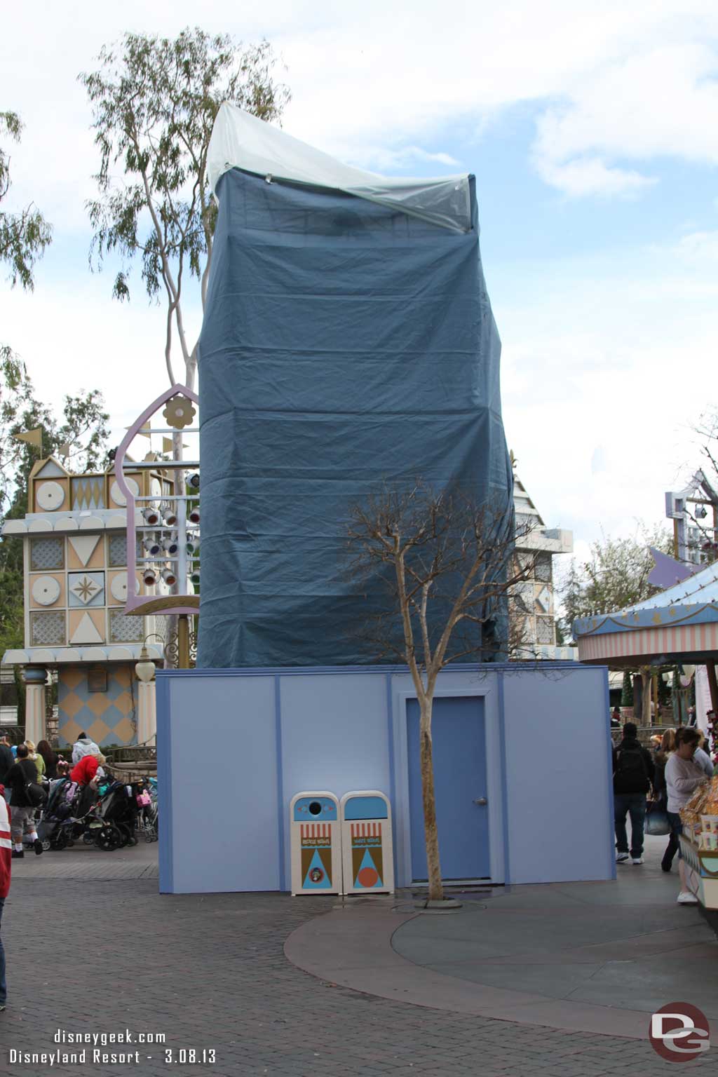 Moving back to the Small World Mall they are repainting the light poles.