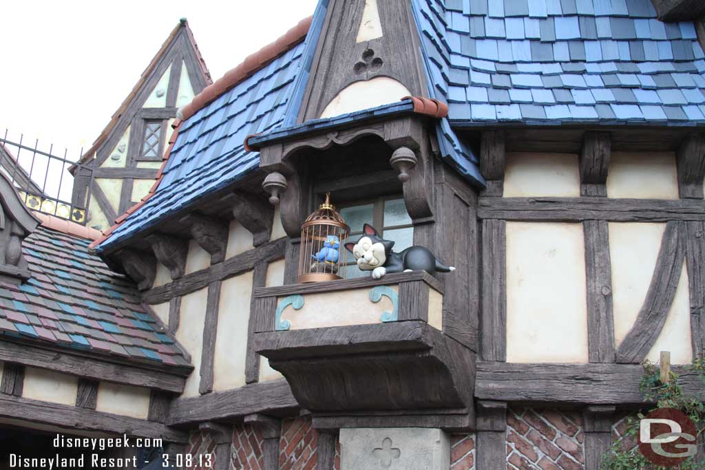 After the show I finally spent some time exploring the Faire..  first up Figaro who was napping.