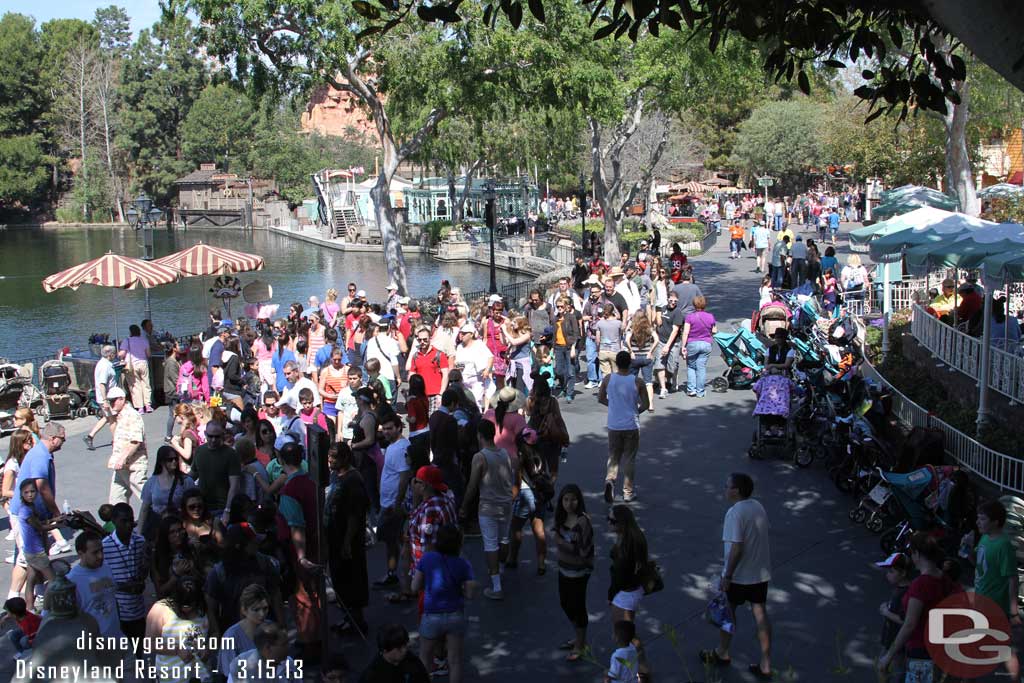 The mass of guests trying to find their way into the Pirates queue.