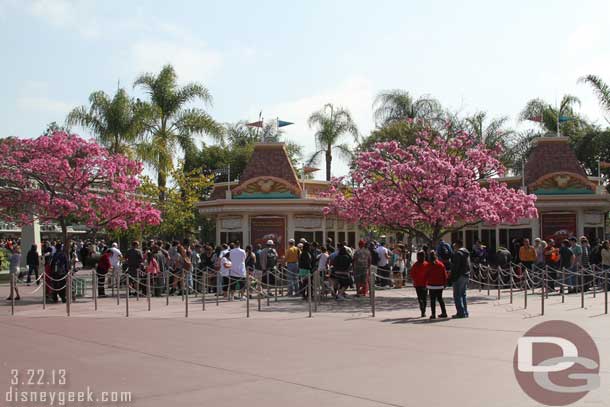 Decent lines at the ticket booths this morning as I arrived at the parks.