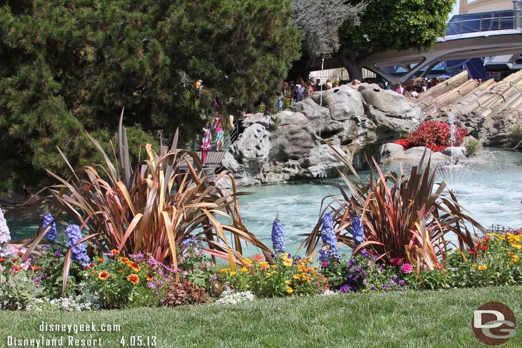 Walked back toward the hub by way of Tomorrowland, not much happening there, just guests everywhere.  Here is a peaceful garden shot near the entrance.