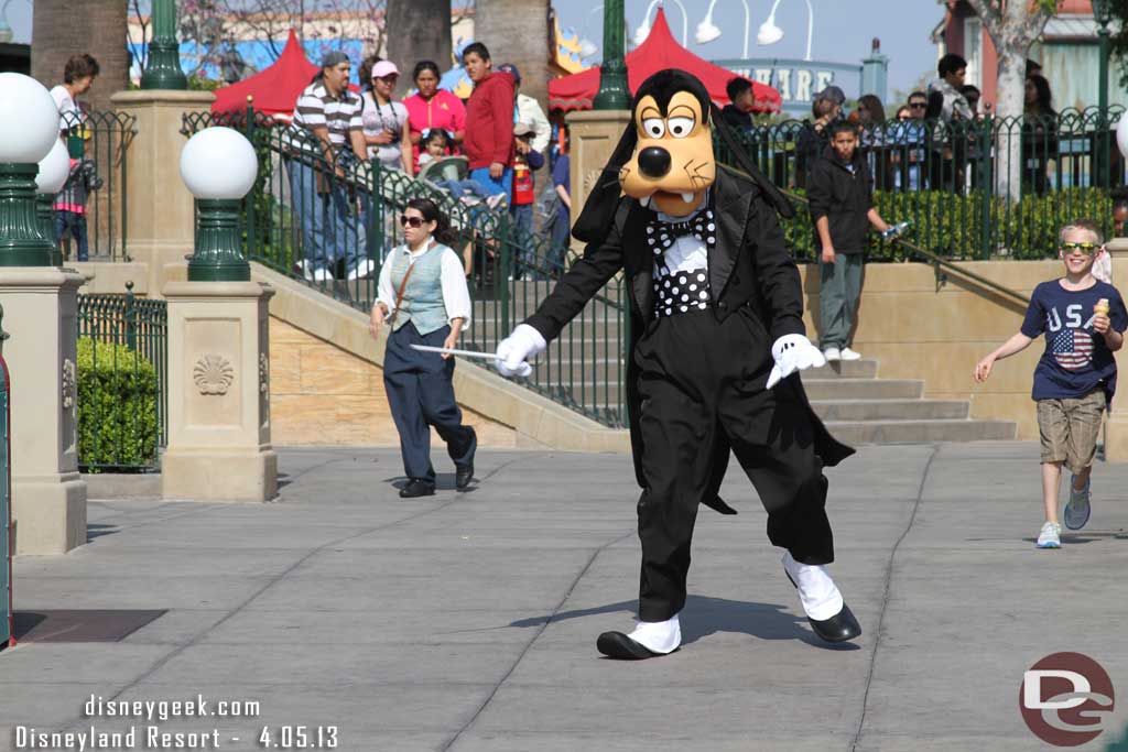 Goofy walking out for an Instant Concert.