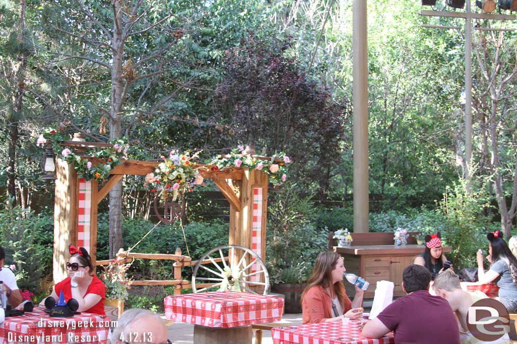 Plenty of tables but no arts and crafts today.  Just guests relaxing.