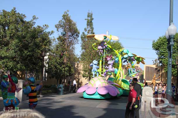 I thought it was a nice touch that between units they would close the parade gates and line the next group up backstage then open the gates and step off.