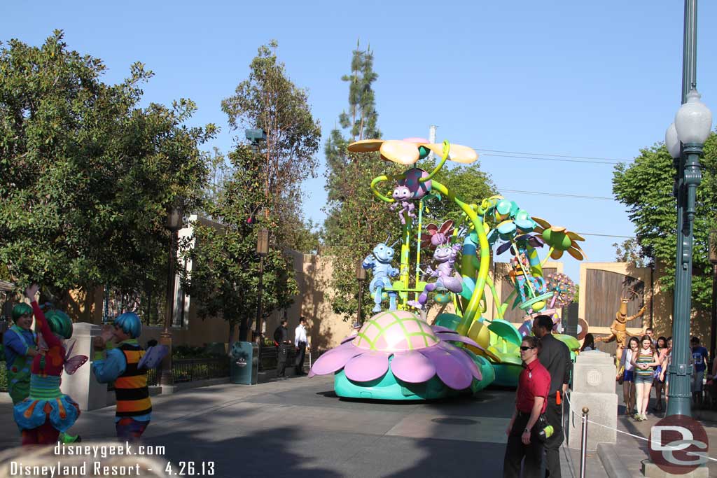 I thought it was a nice touch that between units they would close the parade gates and line the next group up backstage then open the gates and step off.