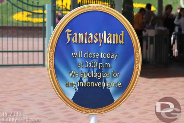 Next up headed over to Disneyland.  Signs warning guests of the early closing due to the event.