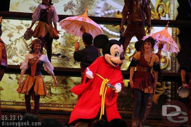 Mickey joins in for the finale.