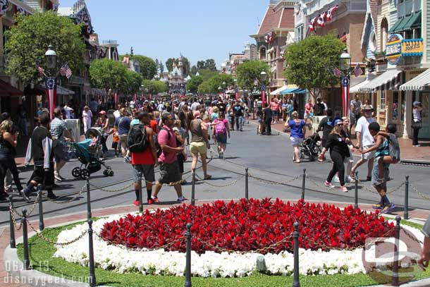 Looks to be an average crowd on Main Street.