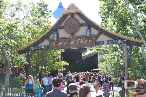 A good size crowd waiting for Mickey and the Magical Map considering it does not start for half an hour and behind me Soundsational was just stepping off.