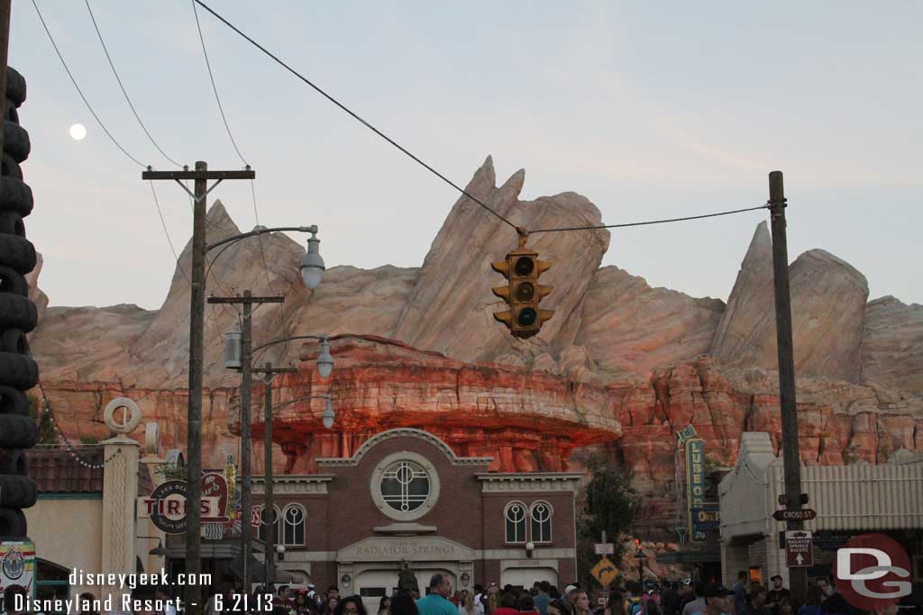 Stopped by Route 66 to watch the neon come to life.  Notice the Full Moon.