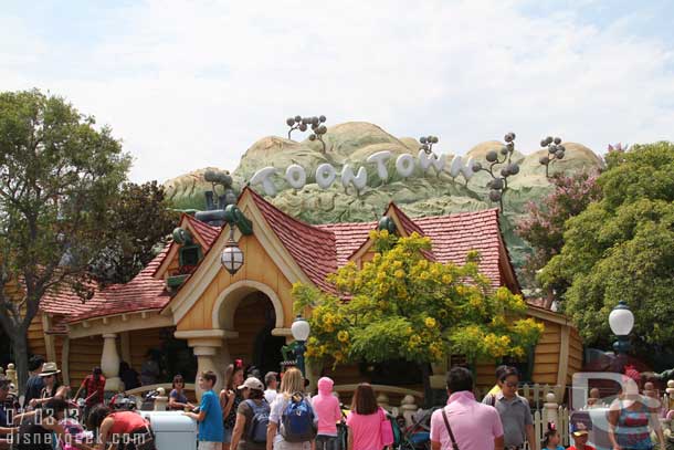 Circled Toontown, not much happening, just guests moving about.