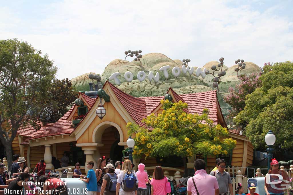 Circled Toontown, not much happening, just guests moving about.