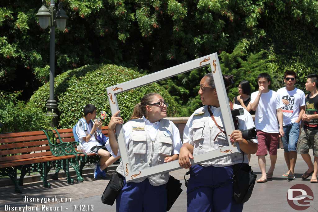 The picture frame is still making the rounds.. this week out with two photopass cast members.