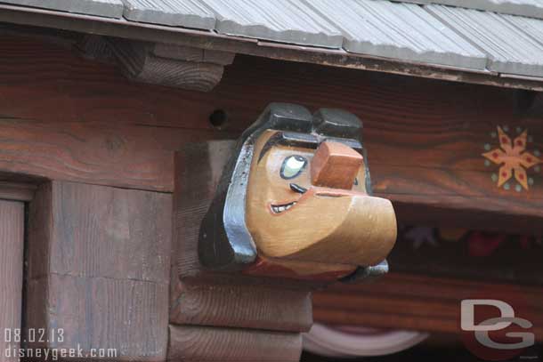 I think it is interesting that they left these carvings up around the entrance to the Bibbidi Bobbidi Boutique.. they have Hook, Smee, and the Croc.