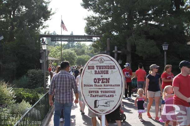 A sign as you head to Frontierland letting you know how to reach the Ranch.