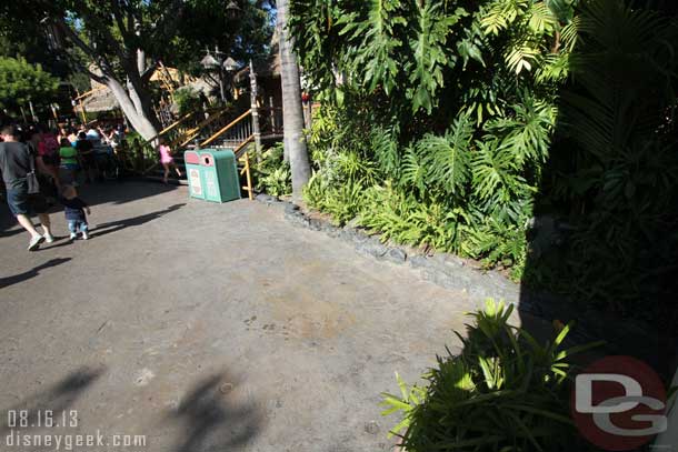 The food cart near the Tiki Room exit/Oasis entrance was not out today.