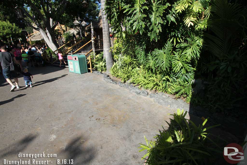 The food cart near the Tiki Room exit/Oasis entrance was not out today.