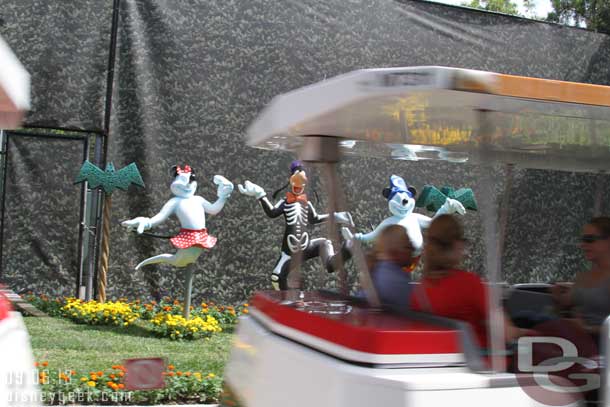 I had to laugh that of course another tram passes by right when we reach Goofy.