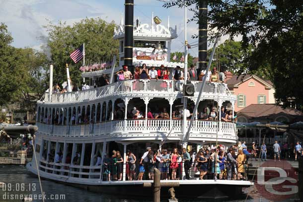 A full Mark Twain making its way around the Rivers of America.