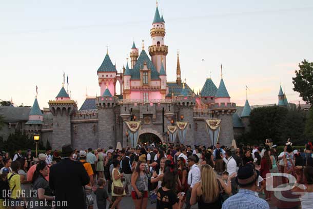 Another large group of Dapper Day guests in front of the Castle this time.